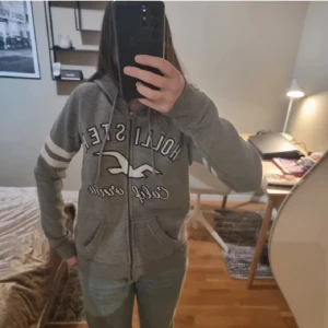 Hollister Hoodie - Jättefin Hollister hoodie, säljer den för att den inte kommer till användning. Inget fel på den bara säljer den för lågt pris. Lite större i storleken. 