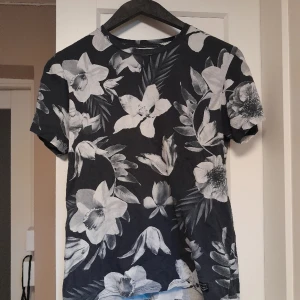 Bondelid mönstrad tshirt - Lite urtvättad mönstrad tröja, fint skick. Används inte längre och därför säljs den