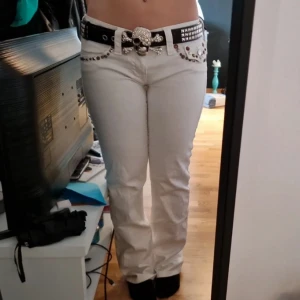 True religion - Superfina truereligion jeans med bootcut i nästan nyskick!! Sytt om dem så de blivit något mer lågmidjade men inget som ser dåligt ut när byxorna sitter på!❤️❤️ Storlek 29 Mått: Midja: 40cm Innerben: 80 cm