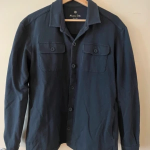 Massimo Dutti Overshirt  - En Massimo Dutti overshirt i bra skick. Passar M/L.
