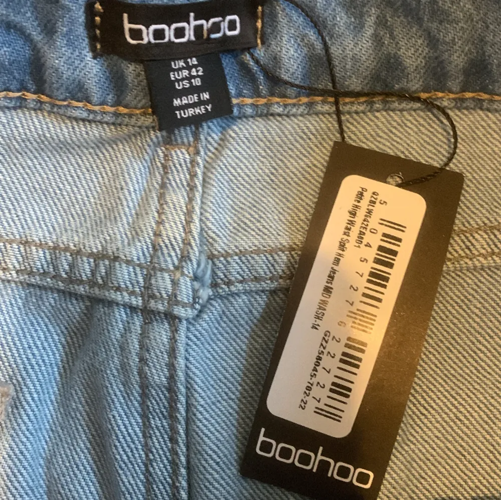 Oanvända jeans med prislappen kvar ifrån Boohoo, storlek 42. Jeans & Byxor.