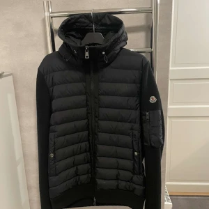 moncler cardigan  - Tja  Säljer en moncler cardigan som är i väldigt bra skick. Den är i storlek XL
