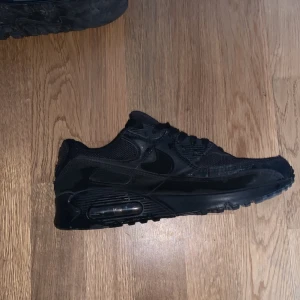 Nike air Max 90 - Säljer dessa skor åt min lillebror, de är ganska använda och kommer utan box därav priset, skriv privat för mer bilder osv. Köpta för 1600kr