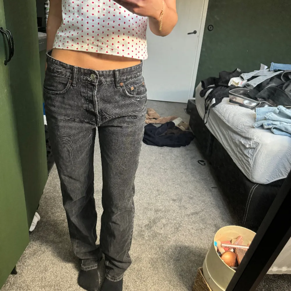 Lågmidjade jeans från zara, tyvärr för stora för mig. . Jeans & Byxor.