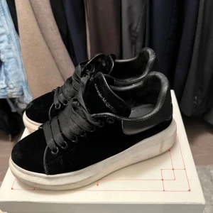 Alexander McQueen  - Säljer mina Alexander McQueen skor i suede. I fint skick, endast lite smuts på sulan som man säkert kan rengöra :)