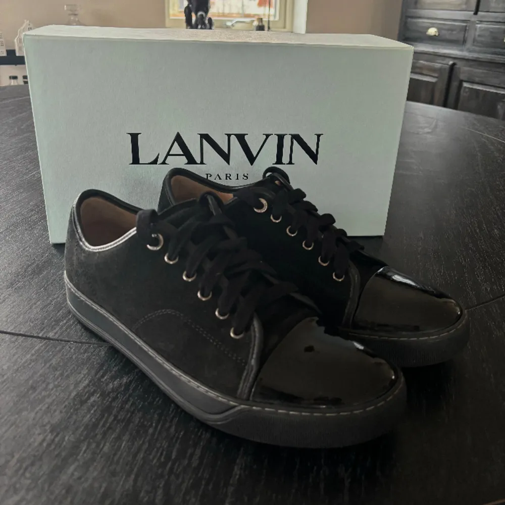 Nu säljer vi dessa feta Lanvin skor i storlek 42, men passar dig som vanligtvis bär 43! Skorna är i väldigt fint skick men finns små tecken på användning. Allt på bilden tillkommer vid köp. Tveka inte att höra av dig vid fler frågor! ❗️Kvitto finns❗️. Skor.