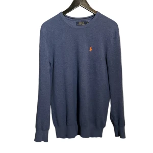 Ralph lauren träja - Riktigt snygg Ralph lauren tröja i nyskick. Storlek xs. Modellen på bilden är 169cm.     Skriv vid frågor eller funderingar🙌