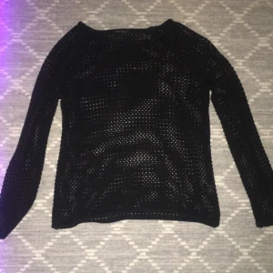 Hål tröja - Säljer min tröja som har hål stil. Är vintage och köpt i Lindex länge sen men är fof i bra skick.