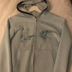 Aim For The Moon - Helt ny tröja från Aim For The Moon företaget som inte säljer denna tröja längre 9/10 skick och blänger fint i ljuset. Ny pris 900kr mitt pris 599kr😊