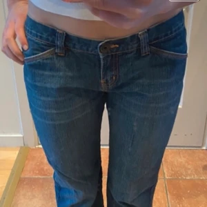 Lågmidjade Jeans - Lågmidjade jeans,  passar inte så som jag vill så därför säljer jag vidare. (Första bilden är lånad) Skriv om det finns frågor!