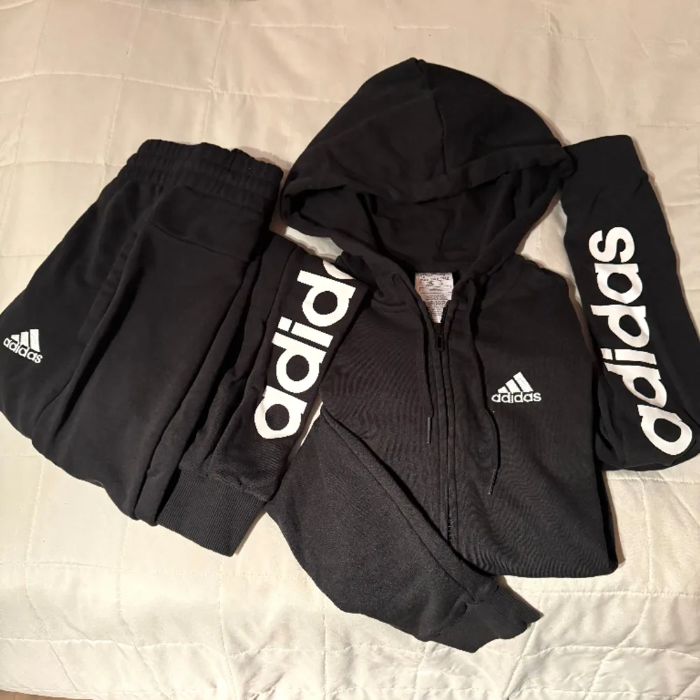 Adidas set, endast testad. Båda delarna 250kr. Byxa storlek XS överdel XXS, som en XS. Hoodies.