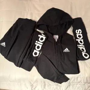 Adidas set, endast testad. Båda delarna 250kr. Byxa storlek XS överdel XXS, som en XS