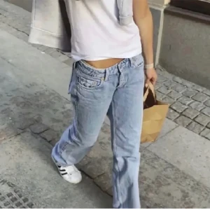 Lågmidjade jeans - Säljer dessa jeans från weekday i två olika färger. Ett par svarta och ett par ljusblåa. Båda är i storlekarna W26 L32. Nypris 600kr❤️