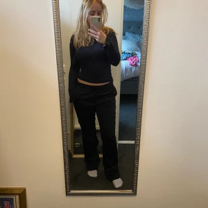 Lågmidgade kostymbyxor  - Trendiga Svarta lågmidgade kystymbyxor i fint skick. Knappsat andvända. Pris kan disskuteras💕 