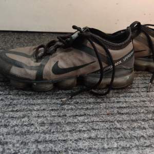 Nike vapor max storlek 39. Grå färg. Använda och ett hål (se bild 3). Hålet går att fixa lätt men skorna har blivit för små. Skick 7/10