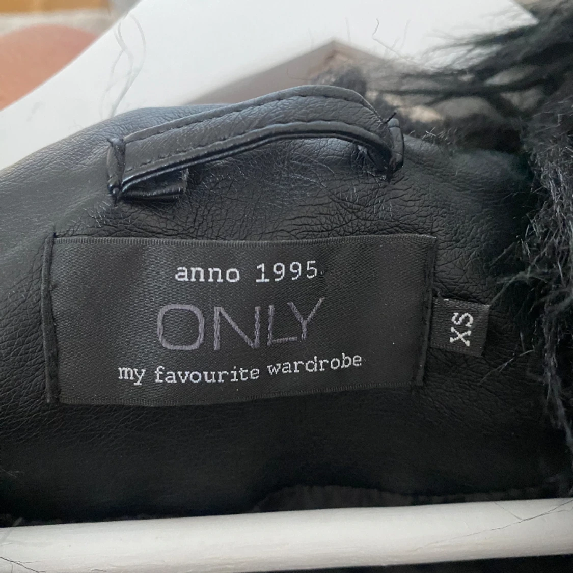 Svart pälsjacka! - 91