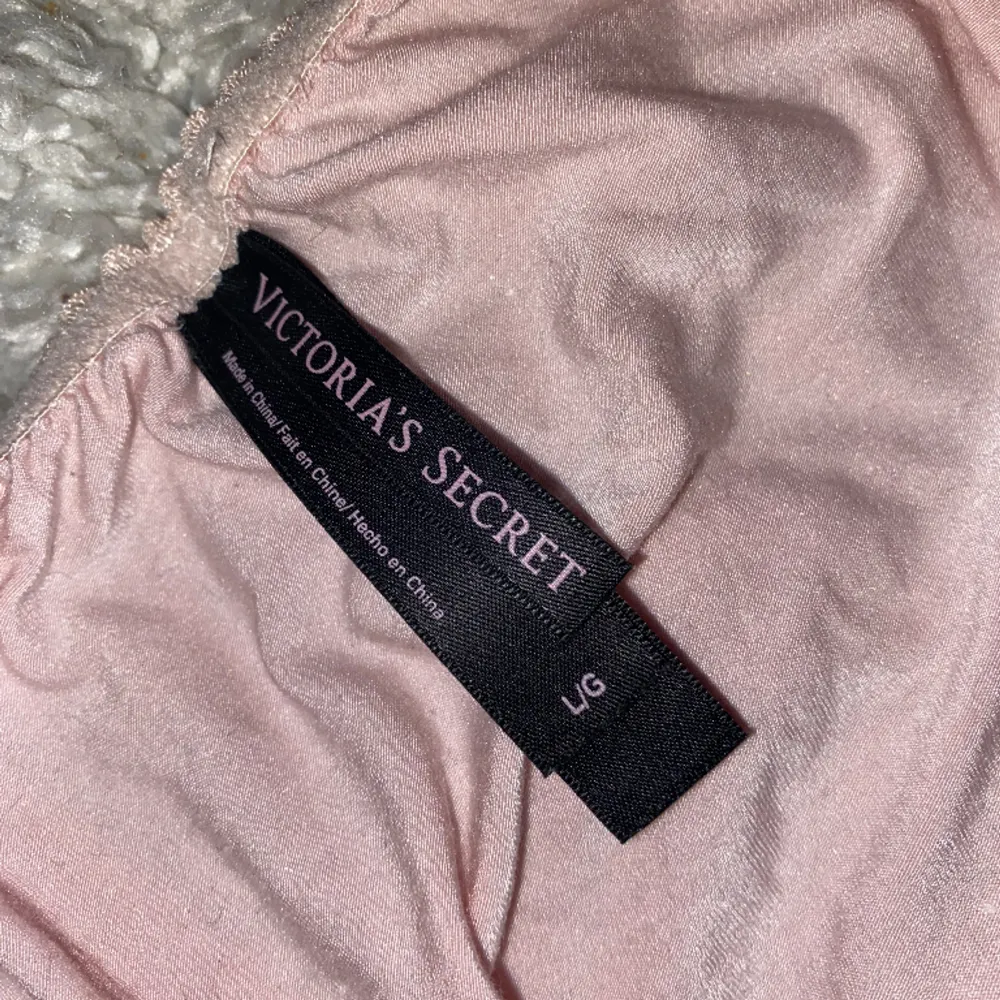 Utsålt gulligt linne ifrån Victoria’s Secret. Är alldrig använt av mig då den är för stor för mig. Det står ingen storlek på men jag skulle säga att det passar M/L💕 . Toppar.