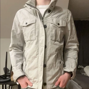 J Lindeberg Field jacket - Säljer nu denna sjukt snygga j.lindberg jackan | skick 9/10 | ny pris 4000 kr | mitt pris 1199 kr | Hör av dig vid lilla minsta fundering 😁🤝