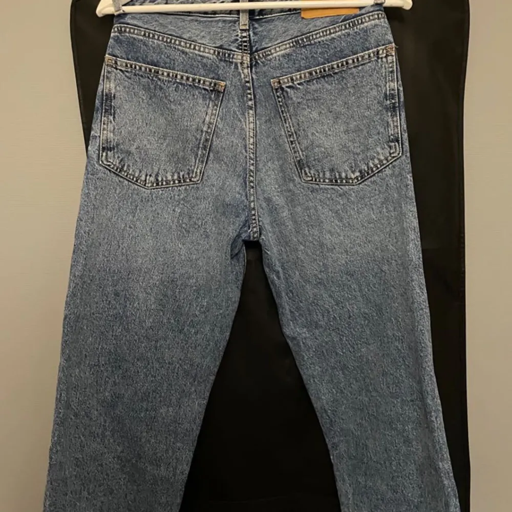 Säljer helt nya jeans från Berskha. I storlek 34. Nästan helt oanvänd så är i väldigt bra skick.. Jeans & Byxor.