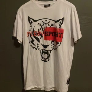 Plein sports t-shirt kvitto finns  - Köpt från Wallenbergs, kvitto finns använd endast 3 gånger. Storlek M/L 
