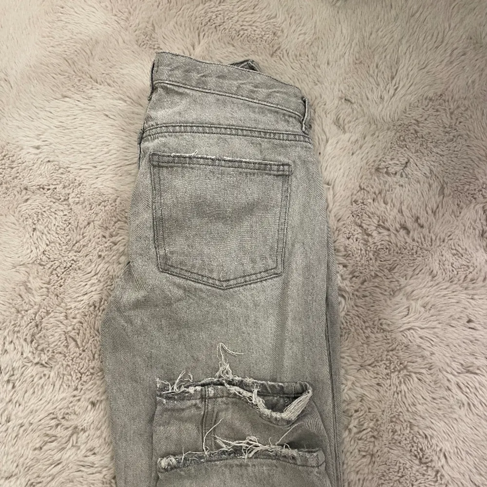 Säljer dessa Jeans från Gina Tricot. Säljer pga att det har blivit för små och dom inte kommer till samma använding längre. Bra skick. Köpte för 499 och säljer nu för 170 ink frakt. Hör av dig vid frågor❤️. Jeans & Byxor.