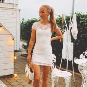 Student/sommar klänning - Jättesöt sommar/student klänning som tyvärr var för liten för mig :( storlek 34 från hollister, lånade bilder 💕