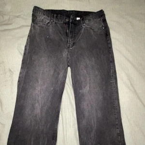 Baggy Jeans från H&M - Baggy wide loose fit mid waist jeans från H&M, säljer pga för stora och använder dom inte, säljer för billigt pris då de har tecken på använding längst ner vid hälarna. De är ca 100cm långa, orginalpris var 450kr 