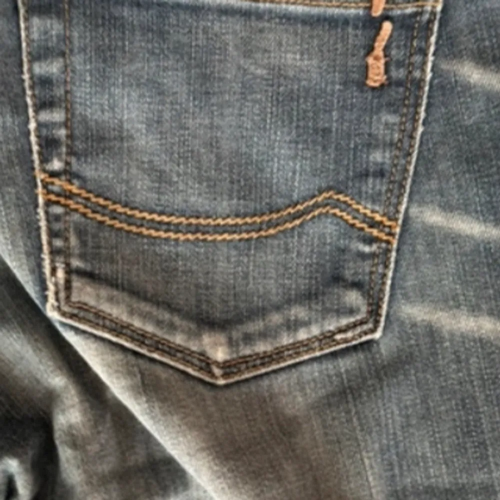 Säljer dessa supersnygga jeans jag köpte eftersom de tyvärr inte passade mig:( Superbra skick, snygga low waist bootcut! Skriv för fler bilder eller mått & priset kan diskuteras! (Bilderna är från förra säljaren)💕. Jeans & Byxor.