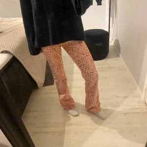 Leopardjeans - Leopardjeans i en urtvättad rosa färg 