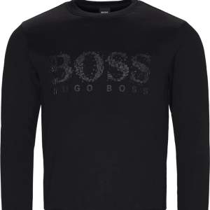 Svart sweatshirt från Hugo Boss. Tröjan är knappt använd, så nyskick.😊 