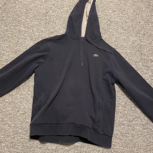 Lacoste hoodie - Lacoste hoodie Skick8/10 Goa fickor med dragkedjor  Lite tvättblekt