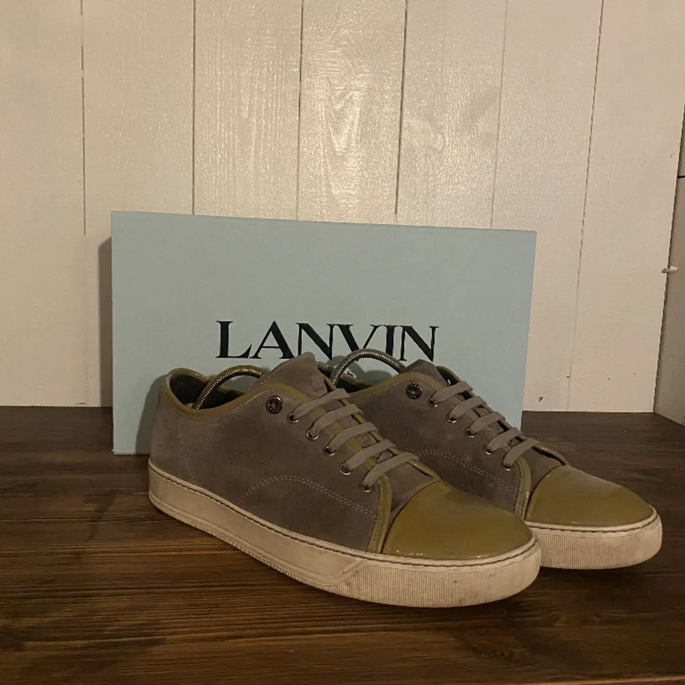 Säljer nu dessa stilrena Lanvin skor. Storleken är 42 och skicket är bra. Box ingår inte. Hör av gärna av dig vid funderingar!. Skor.