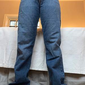 Calvin Klein jeans i blått, dom är sparsamt använda. Storlek 28 men skulle säga att dom sitter som en 34
