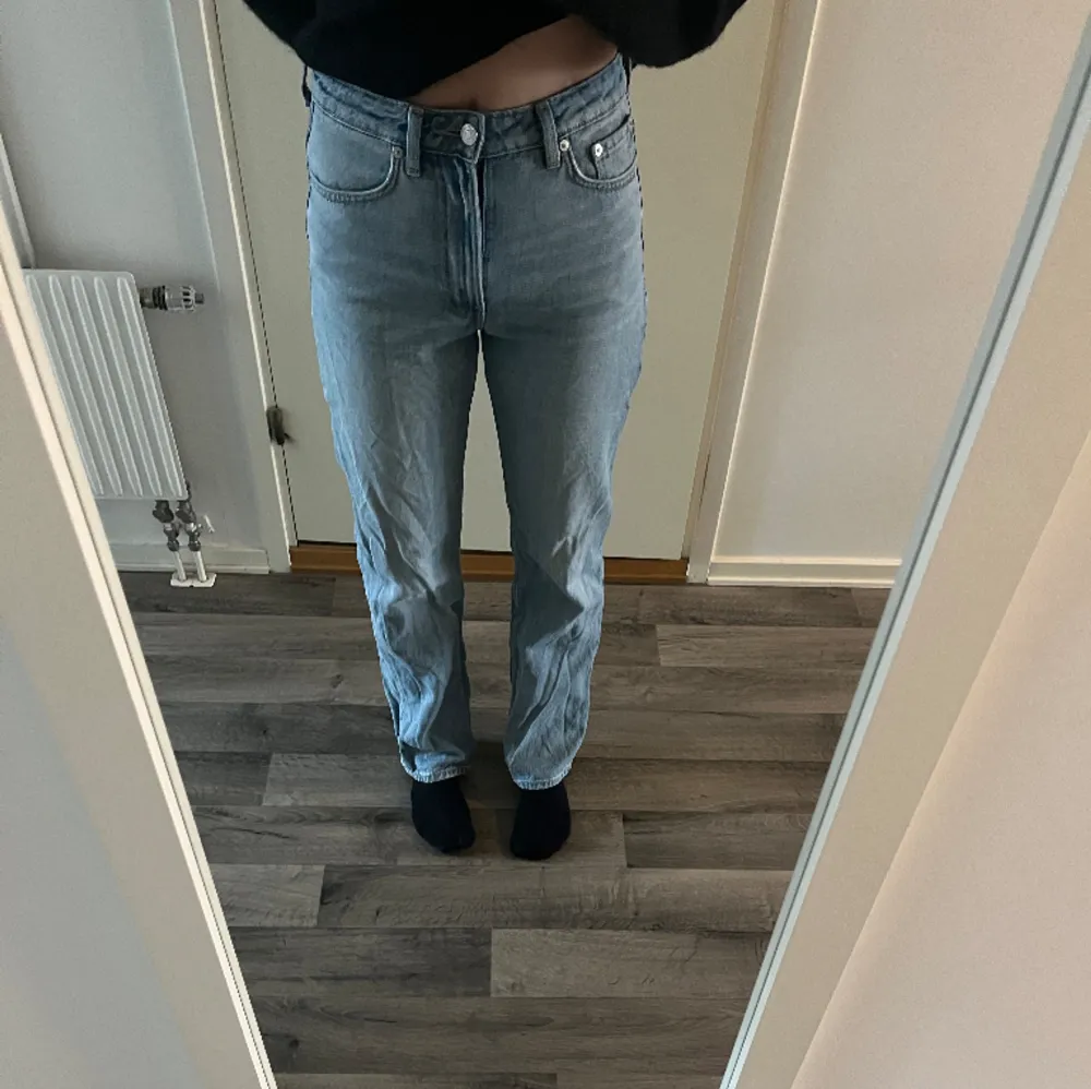 Raka jeans från Weekday. Jag är 167cm lång. Passar mig som brukar ha xs/s.. Jeans & Byxor.