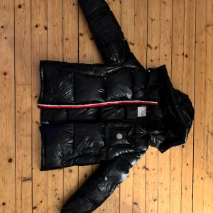 Moncler Jacka (modell: Maya) - Säljer sonens Moncler jacka,  i nyskick inga slitage. Äkta kan bevisas med scanner 