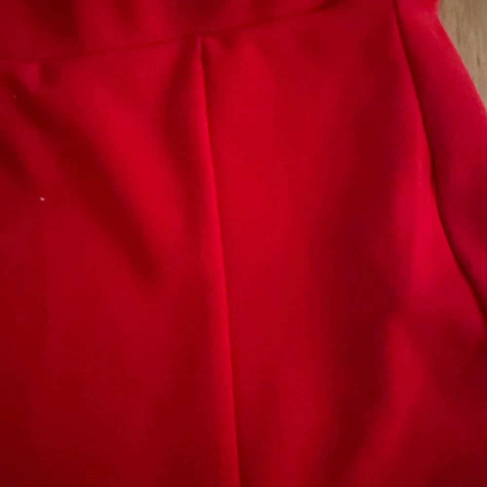 Röd kjol i storlek XS. Aldrig använd bara testad.. Kjolar.