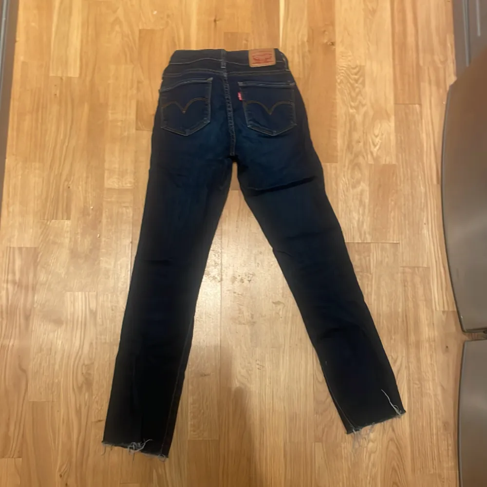 Ett år lågmidjade Levis jeans i Waits 24, dom är avklippta så skulle säga att någon runt 155-160 kan bära dom . Jeans & Byxor.