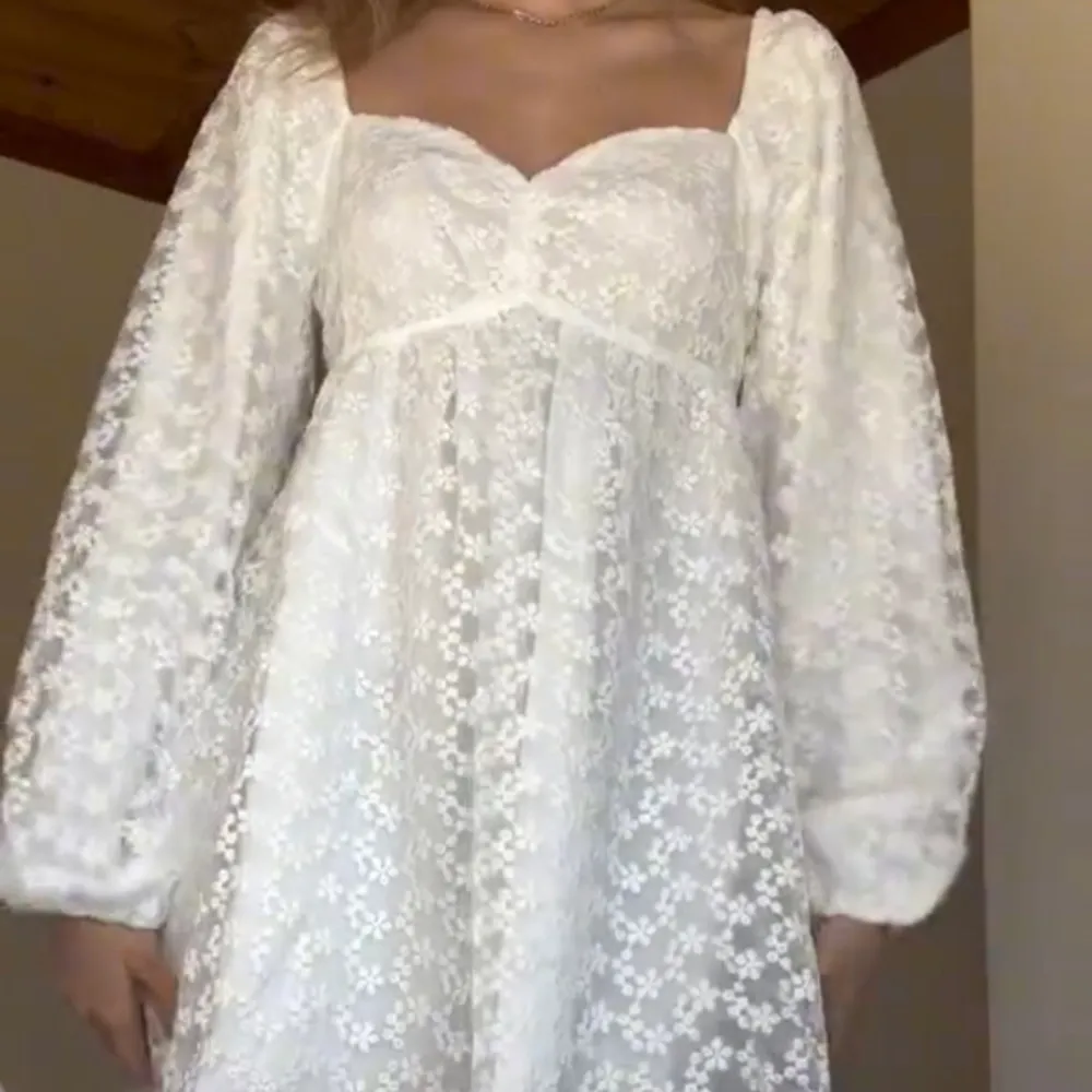 Säljer denna trendiga vita klänning från NA-KD som passar perfekt till studenten. Har använt den 1 gång på min egna student men nu kommer den inte till andvändning längre. Den är som ny. Jag är 166 cm lång och den passar perfekt på mig.💕. Klänningar.