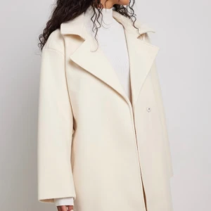 Kräm vit kappa från NA-KD  - Kräm vit kappa från NA-KD i strl 34 Använd fåtal gånger i bra skick. Skriv om ni vill ha bilder. Nypris 1,3 säljer för 300. 