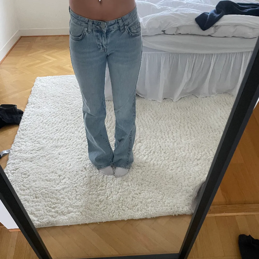 Säljer mina fina jeans från Gina, nästan aldrig använda så som nya!💗 . Jeans & Byxor.