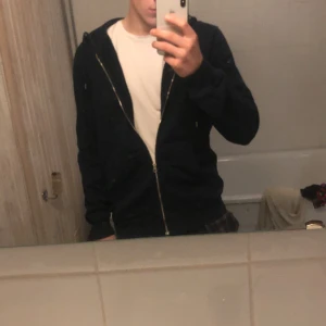 Mörkblå hoodie  - Säljer nu min riktigt snygga colorful standard tröja, soft hoodie nu till våren och är så gått som ny, inga skråmor eller liknande 9/10 i skick. Original pris 1200kr