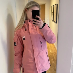 Dope snowboardjacka - Köptes för 2 år sen för 2099 kr och använt den sparsamt vid 2 tillfällen, så därav väldigt fint skick. Storlek M. Köparen står för frakten 