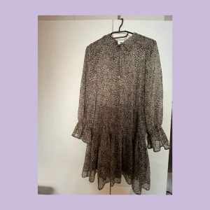 Klänning - Festlig klänning från Zara i stl S! Fint skick!