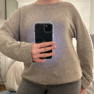 Ljusbrun stickad tröja!🩶🟤 - En otroligt skön och fin stickad tröja från VERA MODA!🟤 Den har ett litet håll längst ner vid armen men inget som man tänker på🫶