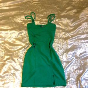 Klänning - Klänning från H&m. Använd en gång! 