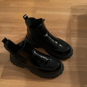 Svarta Kängor  - Säljer dessa kängor för 70kr. Använda 1gång ❤️