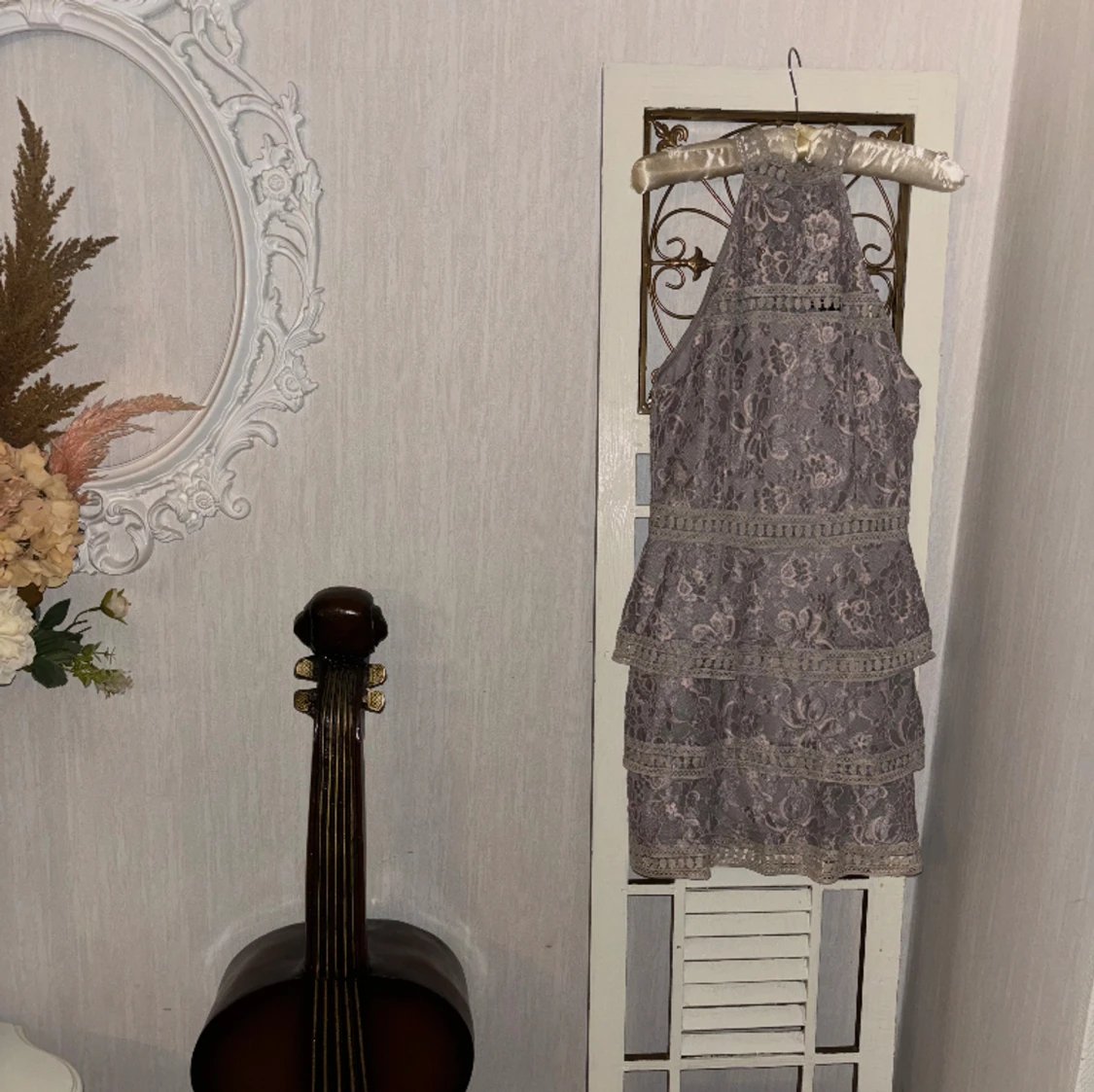 Sötaste klänningen broderier spets volanger fest vardag vår sommar