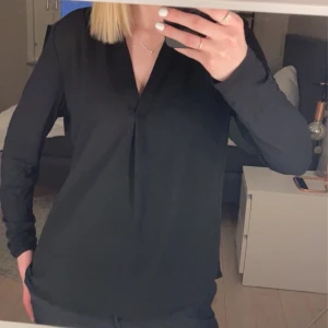 Svart festblus - Svart v-ringad blus från Opus , perfekt till fest eller nån fin middag. Använd fåtal gånger. 💕Köptes för 449kr.