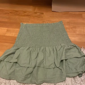 Grön kjol  - Volanger! Superfin, knappt använd 