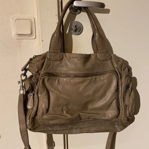 Väska  - En fin väska med mycket utrymme i😇